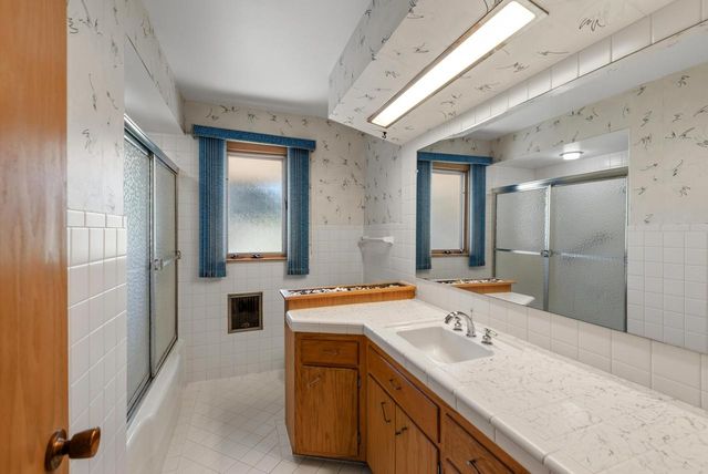 8909 N Maitland ROAD, Bayside, WI 53217