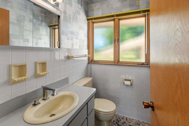 8909 N Maitland ROAD, Bayside, WI 53217