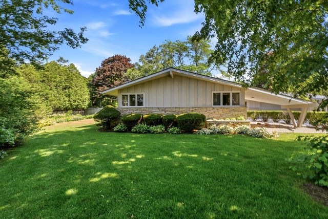 8909 N Maitland ROAD, Bayside, WI 53217