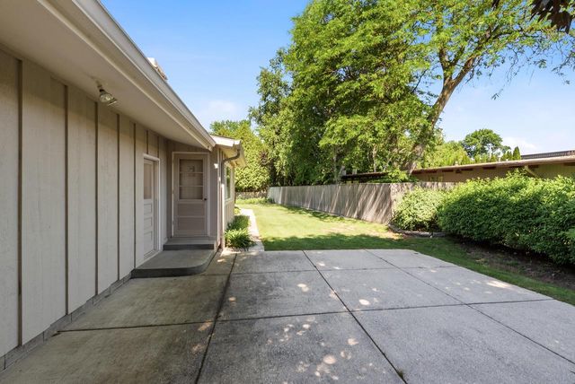 8909 N Maitland ROAD, Bayside, WI 53217
