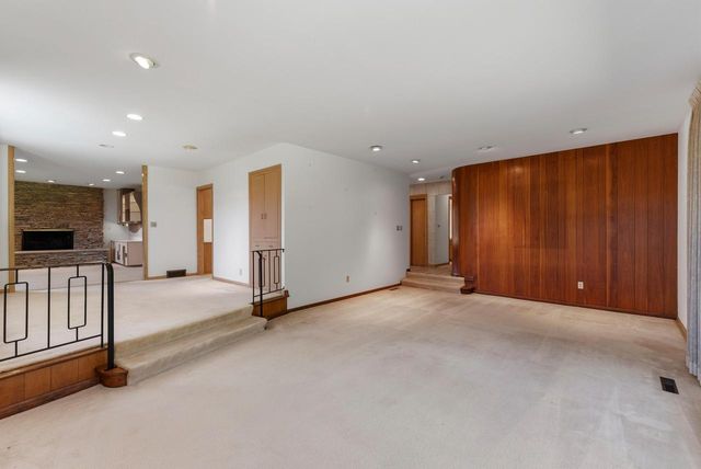 8909 N Maitland ROAD, Bayside, WI 53217
