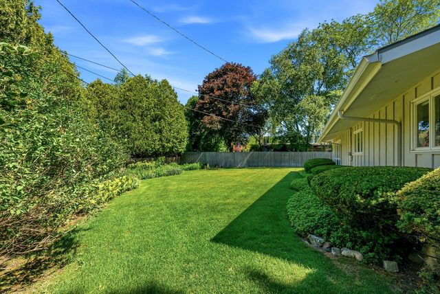 8909 N Maitland ROAD, Bayside, WI 53217