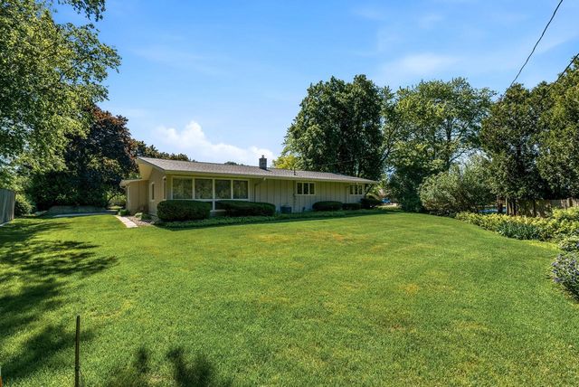 8909 N Maitland ROAD, Bayside, WI 53217