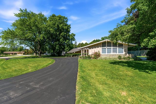 8909 N Maitland ROAD, Bayside, WI 53217
