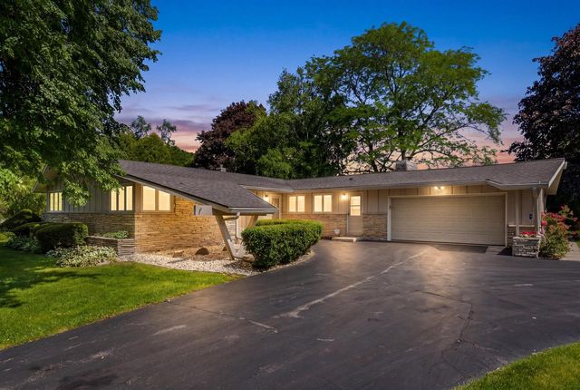 8909 N Maitland ROAD, Bayside, WI 53217