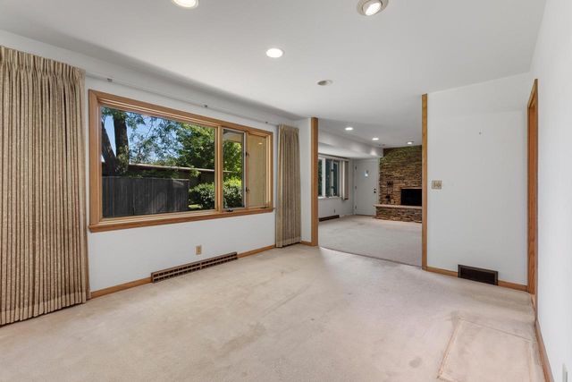 8909 N Maitland ROAD, Bayside, WI 53217
