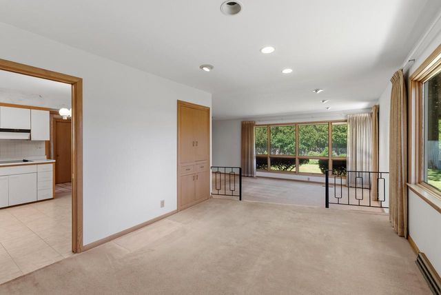 8909 N Maitland ROAD, Bayside, WI 53217