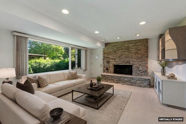 8909 N Maitland ROAD, Bayside, WI 53217