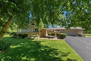 8909 N Maitland ROAD, Bayside, WI 53217
