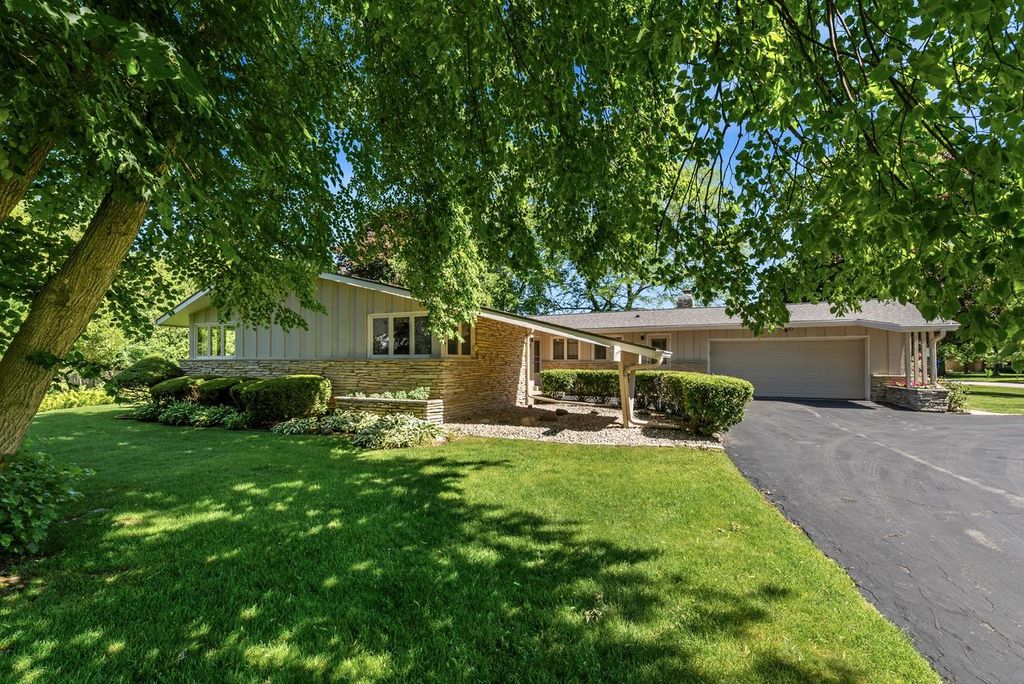 8909 N Maitland ROAD, Bayside, WI 53217