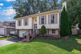 469 Glenmore Place, Roselle, IL 60172