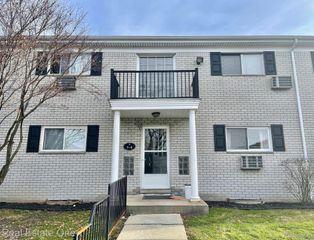 100 W Hickory Grove Road c1, Bloomfield Hills, MI 48304