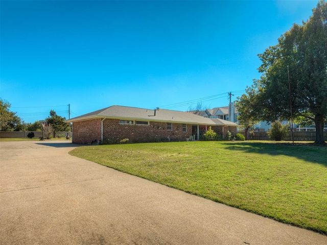 525 Brookside Terrace, Moore, OK 73160