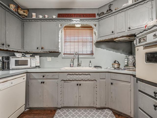 525 Brookside Terrace, Moore, OK 73160