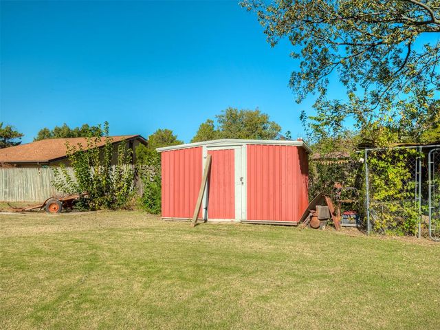 525 Brookside Terrace, Moore, OK 73160
