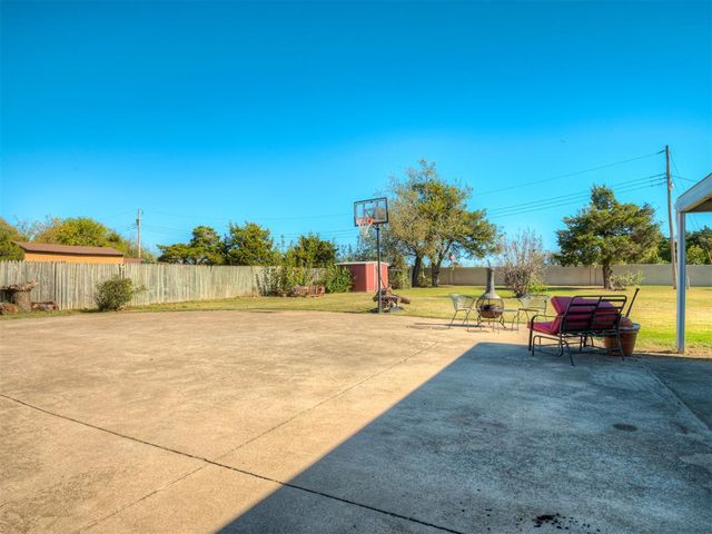 525 Brookside Terrace, Moore, OK 73160