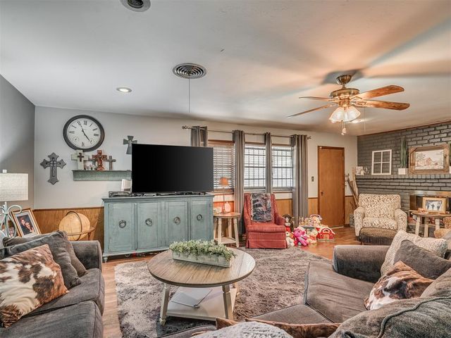 525 Brookside Terrace, Moore, OK 73160