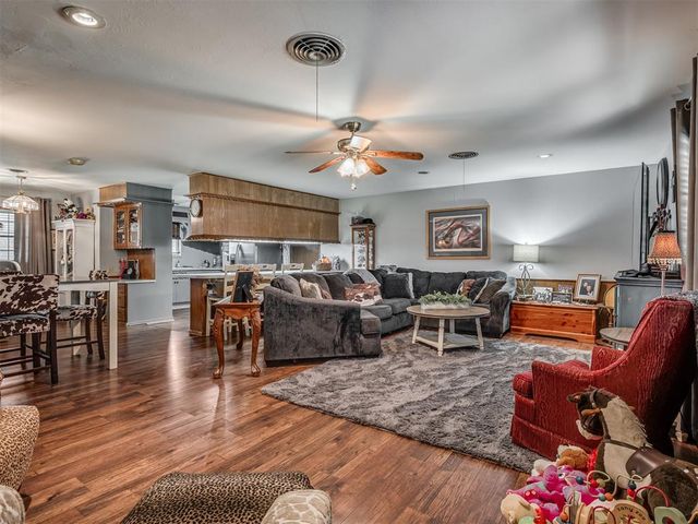 525 Brookside Terrace, Moore, OK 73160