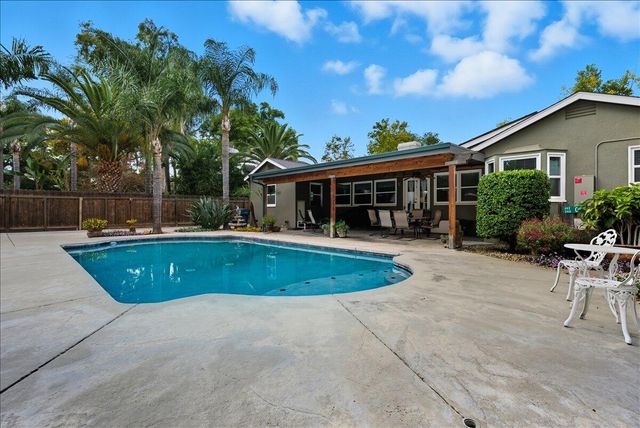 861 E Sycamore Avenue, Tulare, CA 93274