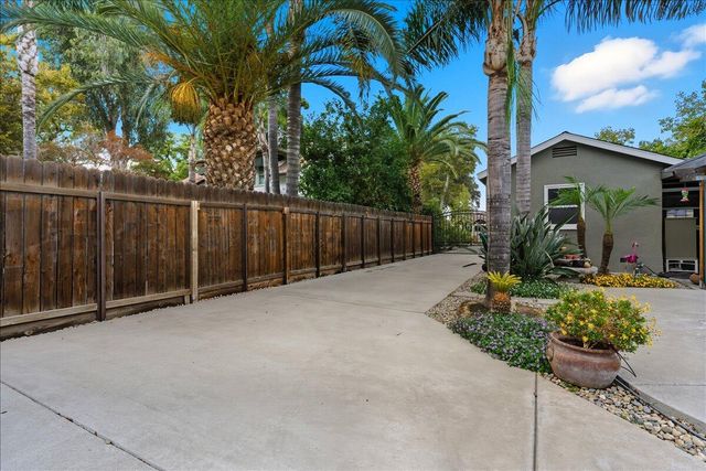 861 E Sycamore Avenue, Tulare, CA 93274