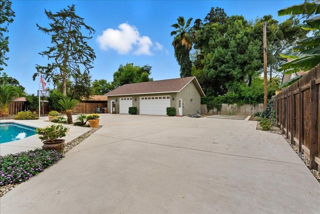 861 E Sycamore Avenue, Tulare, CA 93274