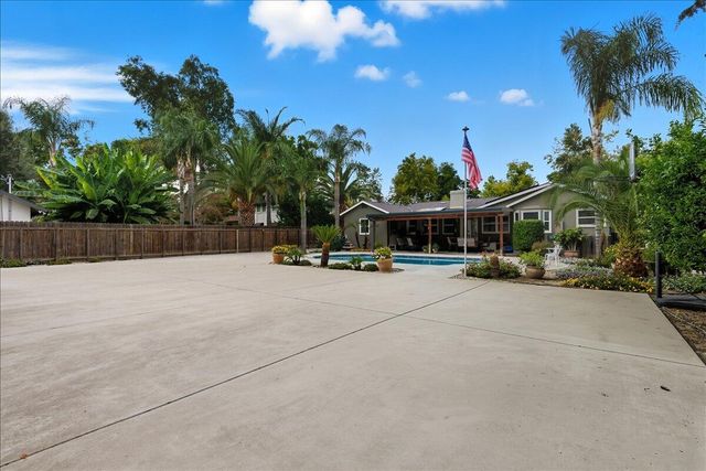 861 E Sycamore Avenue, Tulare, CA 93274