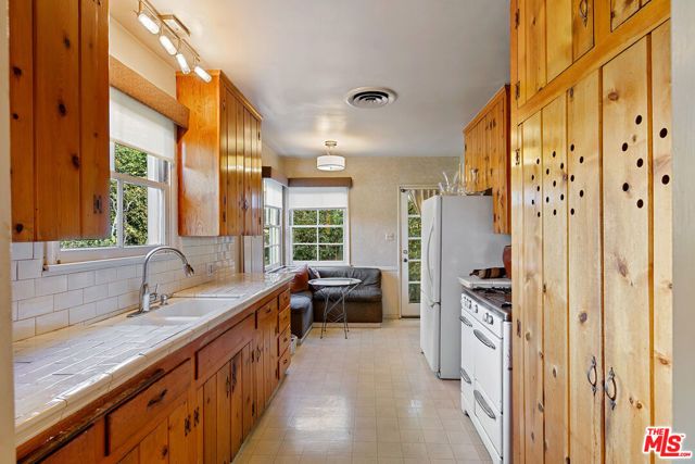 11672 Erwin Street, North Hollywood (los Angeles), CA 91606