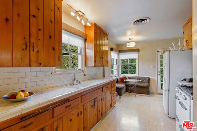 11672 Erwin Street, North Hollywood (los Angeles), CA 91606