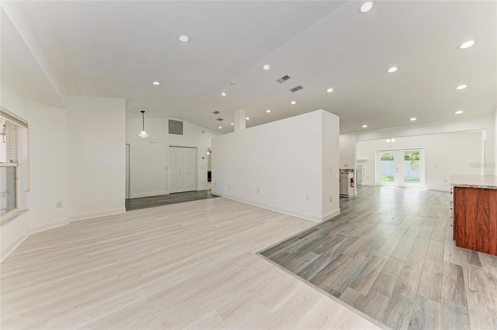 Image 13 of property listing at 6315 4TH AVENUE NW, Bradenton, FL 34209