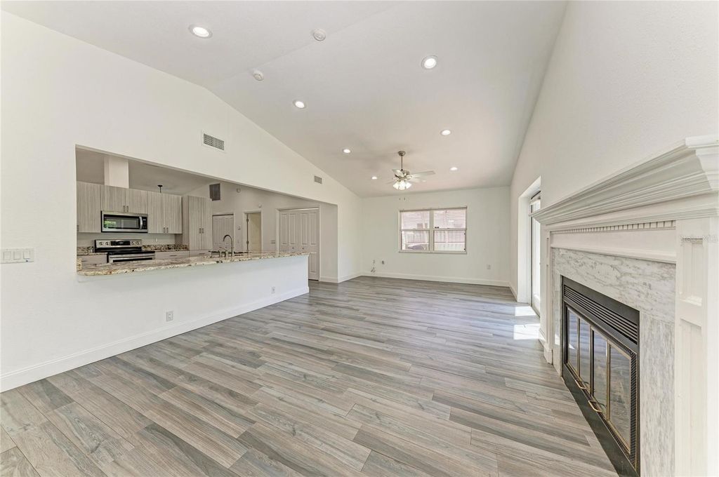 Image 16 of property listing at 6315 4TH AVENUE NW, Bradenton, FL 34209