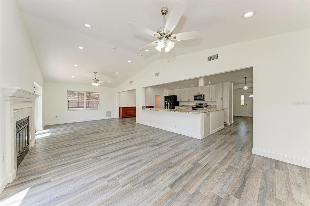 Image 18 of property listing at 6315 4TH AVENUE NW, Bradenton, FL 34209