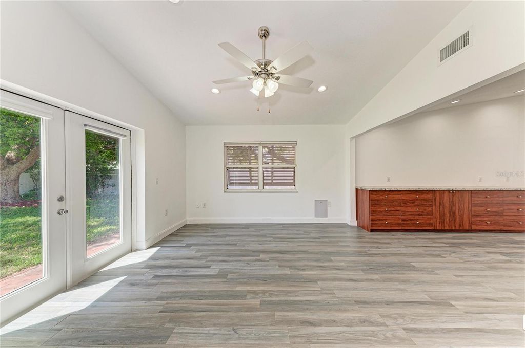 Image 21 of property listing at 6315 4TH AVENUE NW, Bradenton, FL 34209