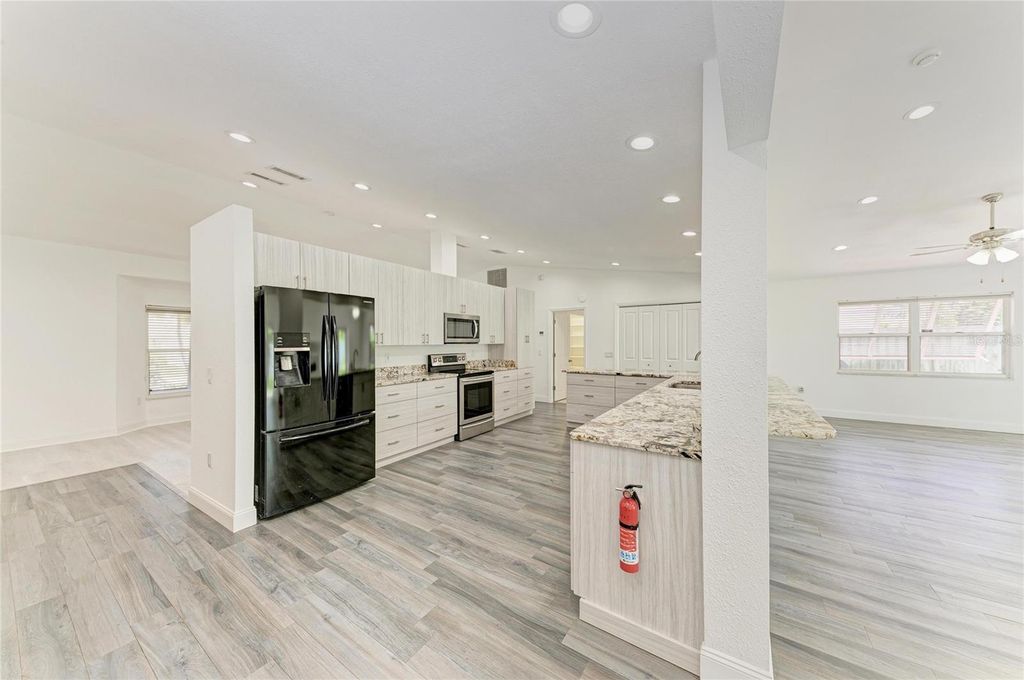 Image 26 of property listing at 6315 4TH AVENUE NW, Bradenton, FL 34209