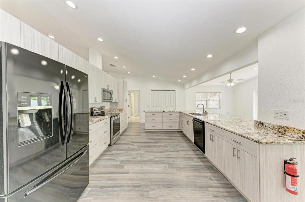 Image 28 of property listing at 6315 4TH AVENUE NW, Bradenton, FL 34209