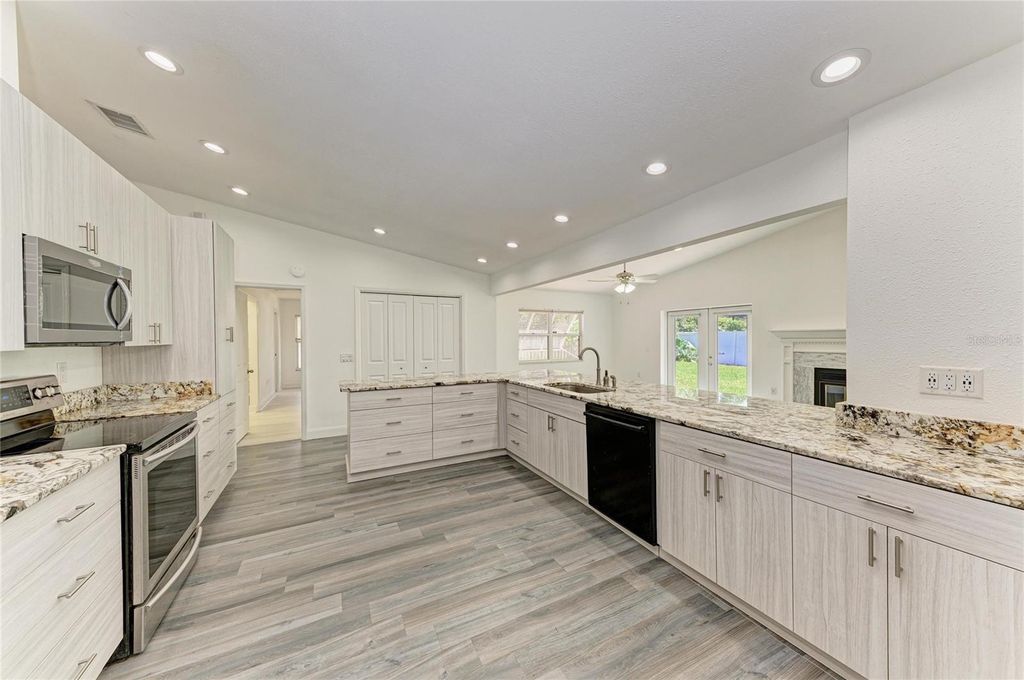 Image 29 of property listing at 6315 4TH AVENUE NW, Bradenton, FL 34209