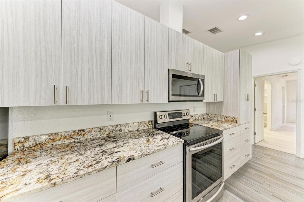 Image 30 of property listing at 6315 4TH AVENUE NW, Bradenton, FL 34209