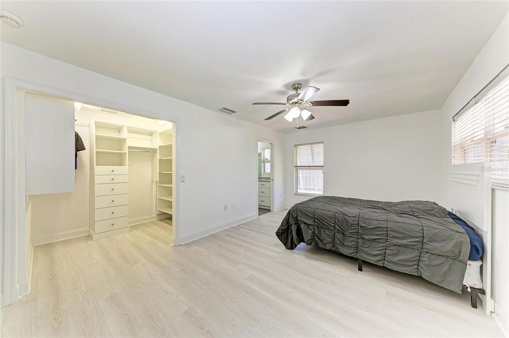 Image 34 of property listing at 6315 4TH AVENUE NW, Bradenton, FL 34209