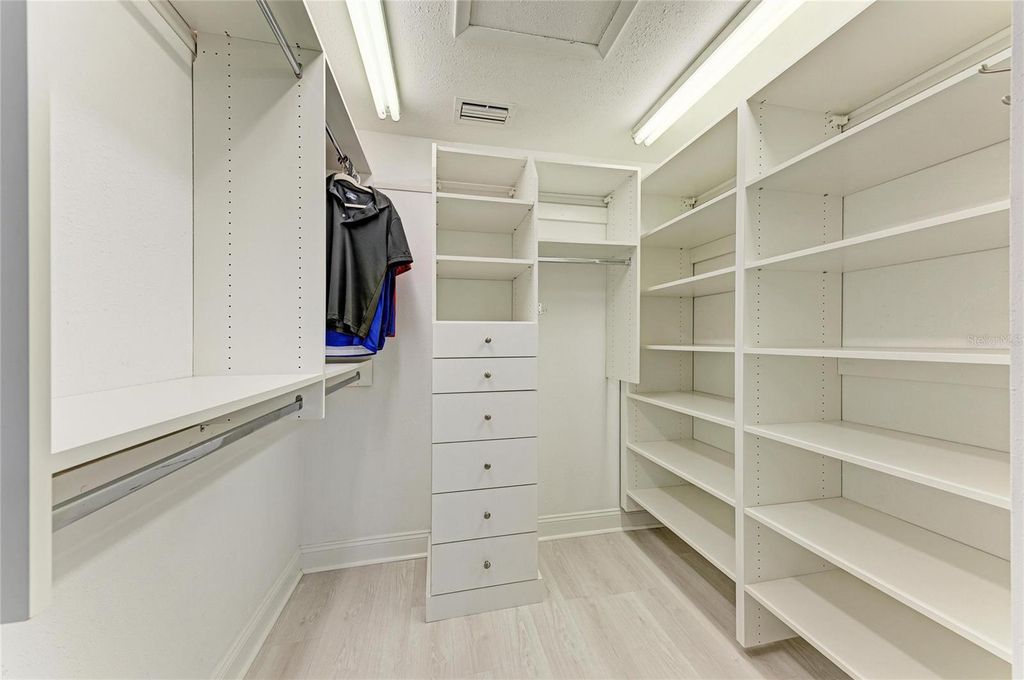 Image 37 of property listing at 6315 4TH AVENUE NW, Bradenton, FL 34209