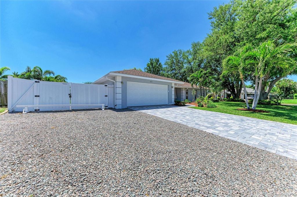 Image 6 of property listing at 6315 4TH AVENUE NW, Bradenton, FL 34209