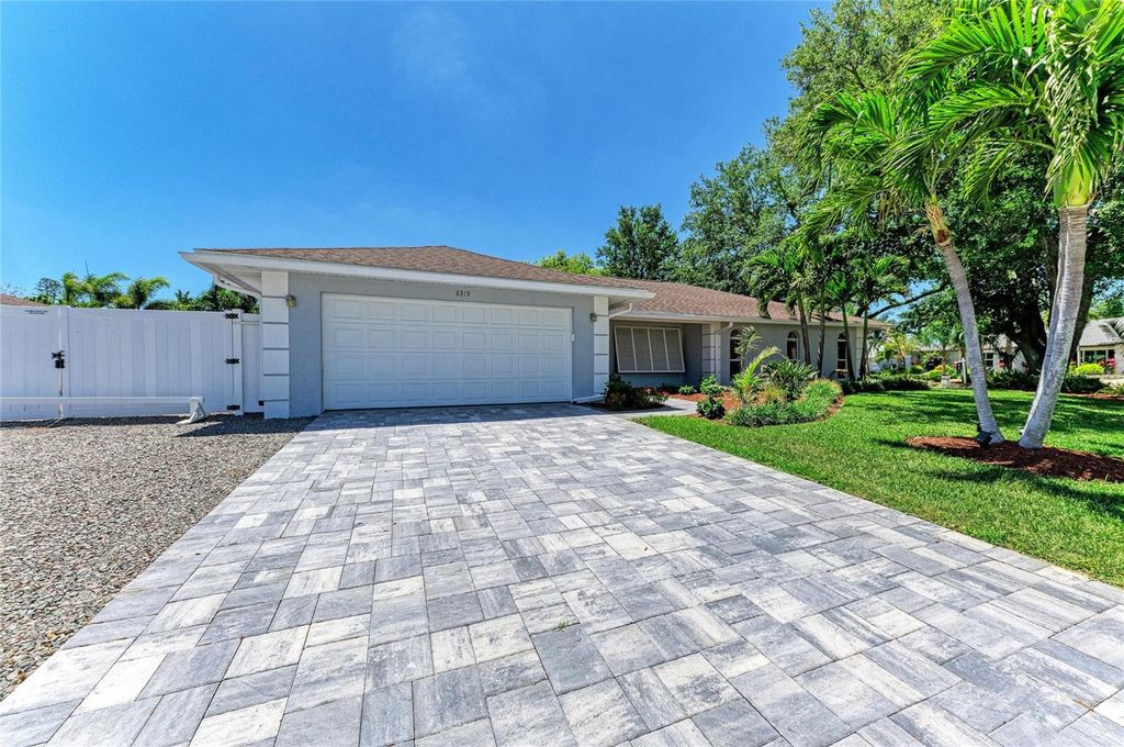 Image 7 of property listing at 6315 4TH AVENUE NW, Bradenton, FL 34209