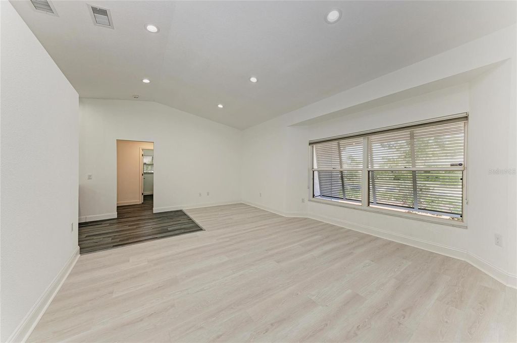 Image 10 of property listing at 6315 4TH AVENUE NW, Bradenton, FL 34209