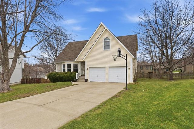 905 NE Kenwood Drive, Lee's Summit, MO 64064