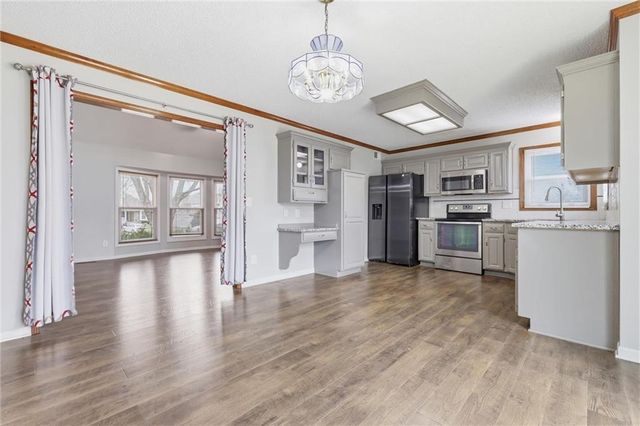 905 NE Kenwood Drive, Lee's Summit, MO 64064