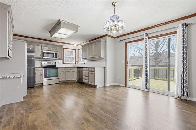 905 NE Kenwood Drive, Lee's Summit, MO 64064