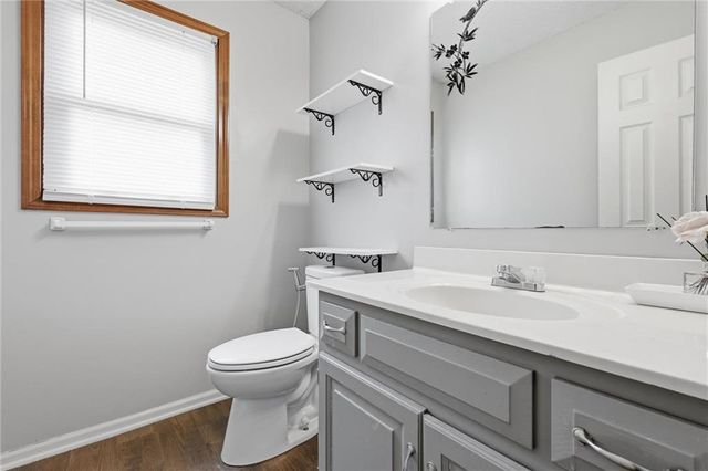 905 NE Kenwood Drive, Lee's Summit, MO 64064