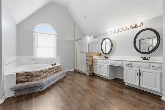 905 NE Kenwood Drive, Lee's Summit, MO 64064