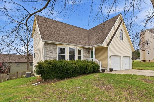 905 NE Kenwood Drive, Lee's Summit, MO 64064