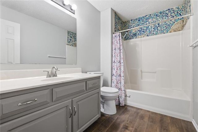 905 NE Kenwood Drive, Lee's Summit, MO 64064