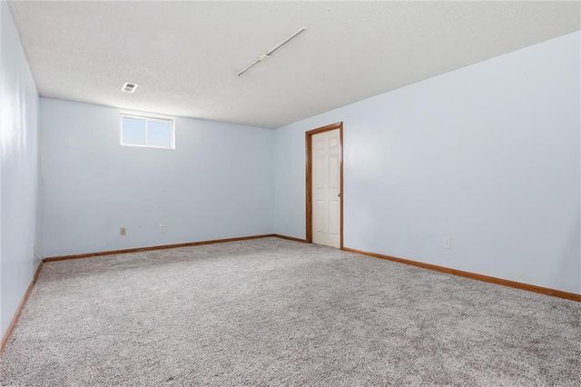 905 NE Kenwood Drive, Lee's Summit, MO 64064