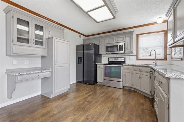 905 NE Kenwood Drive, Lee's Summit, MO 64064